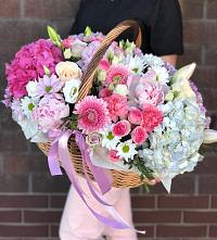 Композиция солнечный день в Муромцево Цветочная композиция из Розы, Хризантемы, Пионы и Лизиантусы в корзине в Муромцево