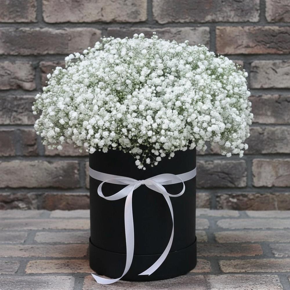 Цветочная композиция из Гипсофила в шляпной коробке в Муромцево