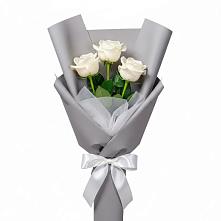 Букет 3 белые розы в Муромцево