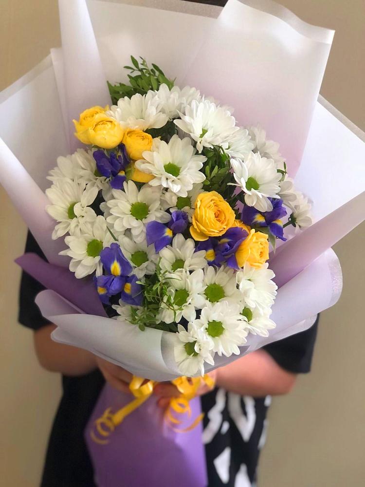 Букет цветов из: Ирисы, Хризантемы и Розы в Муромцево
