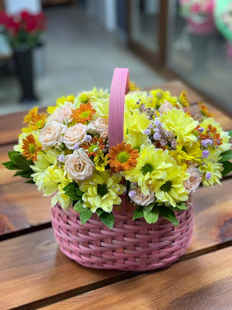 Цветочная композиция из Хризантемы и Розы в корзине в Муромцево
